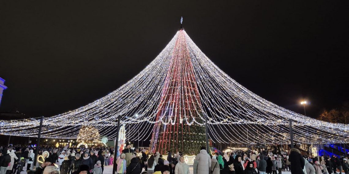 Главную ульяновскую ёлку зажгли на соборной площади — фото, видео