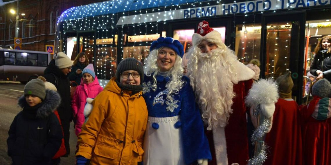 Новогодний театральный трамвай прокатился по Ульяновску — фото
