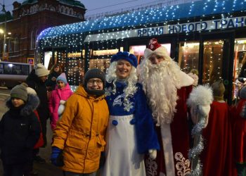 Новогодний театральный трамвай прокатился по Ульяновску — фото