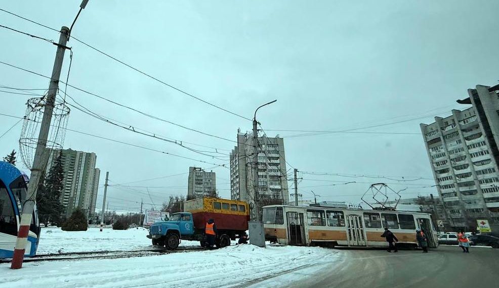 Трамвай сошёл с рельсов на Пушкарёвском кольце в Ульяновске