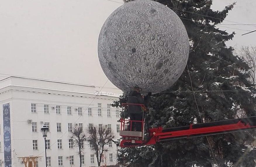 Луна «переехала» с Федерации на эспланаду