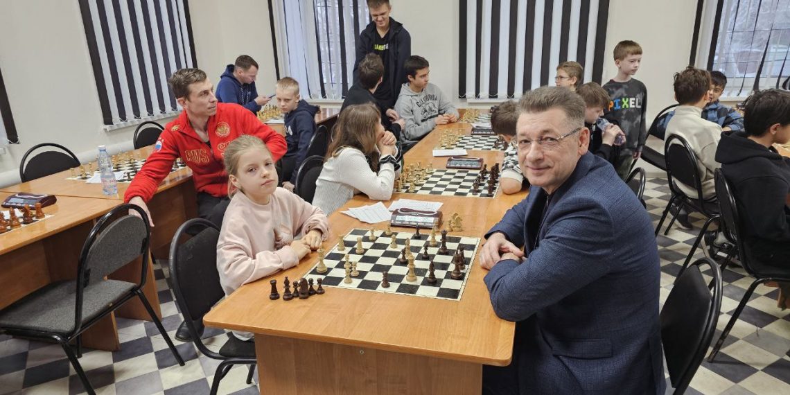 Глава правительства сыграл в шахматы с 9-летней чемпионкой Ульяновской области