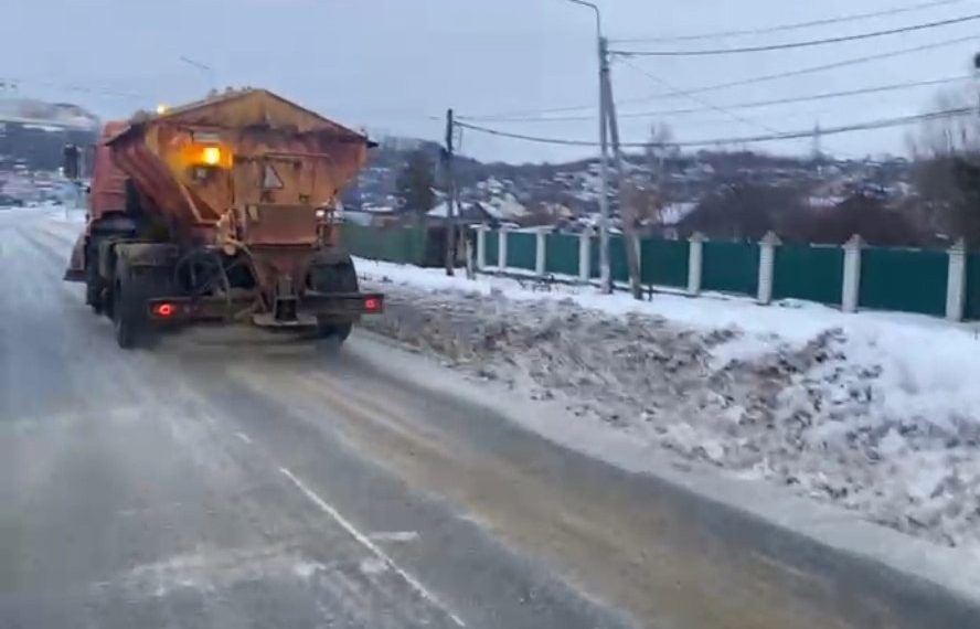 Ульяновские дорожники борются со льдом в преддверии Рождества