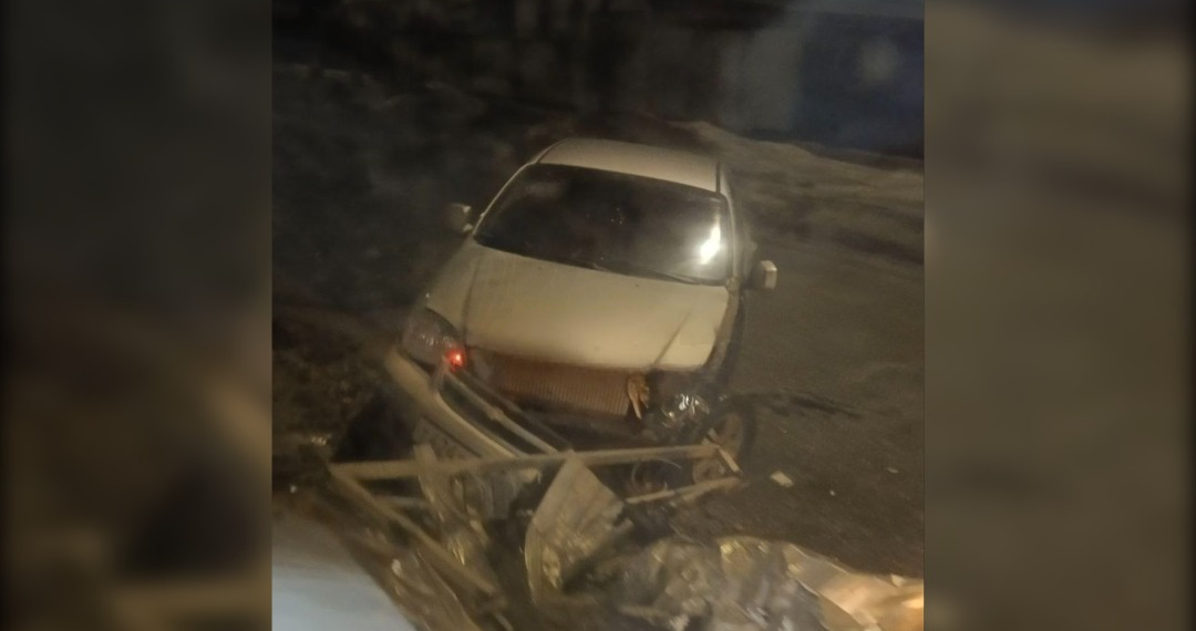 Легковушка всмятку разбилась об ограждение на остановке Инзенской в Ульяновске