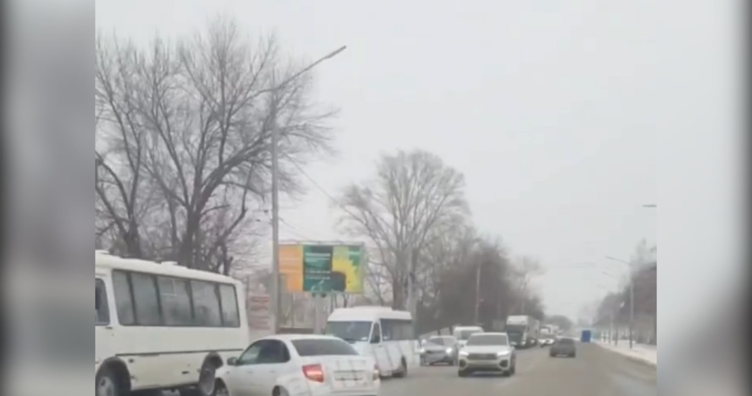 У вещевого рынка в Ульяновске столкнулись несколько машин