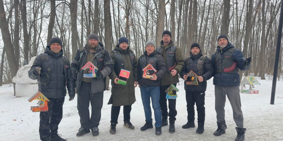 Ульяновские «Ночные волки» подкармливают белок