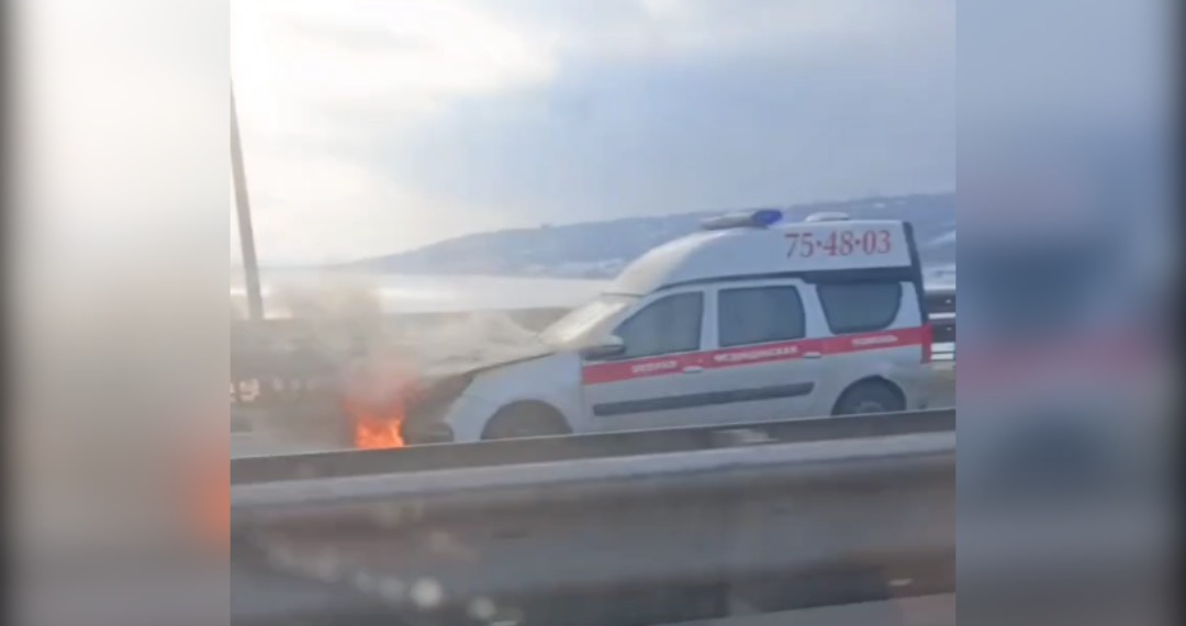 Санитарный «Ларгус» загорелся на Президентском мосту в Ульяновске