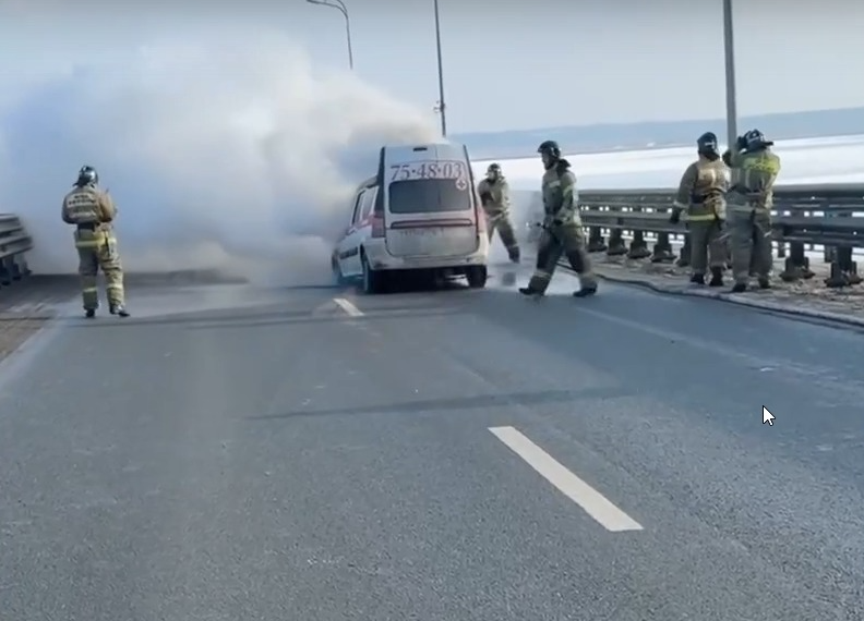 В МЧС назвали причину возгорания санитарного Ларгуса на Президентском мосту