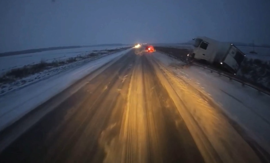 Легковушка расшиблась о фуру в Цильнинском районе Ульяновской области — видео