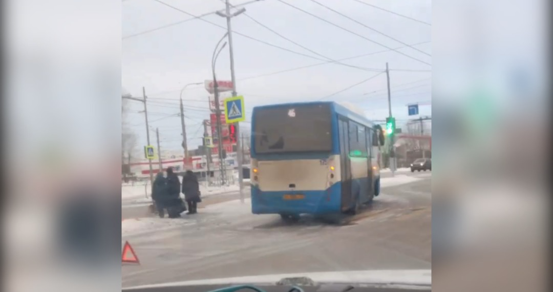Три машины и автобус столкнулись в Новом городе