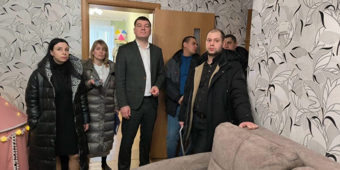 Спикеру Ульяновской Гордумы показали квартиру с плесенью