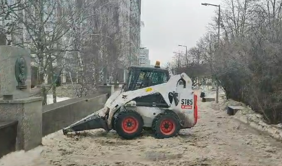 На улицы Ульяновска выпустили ледокол — видео