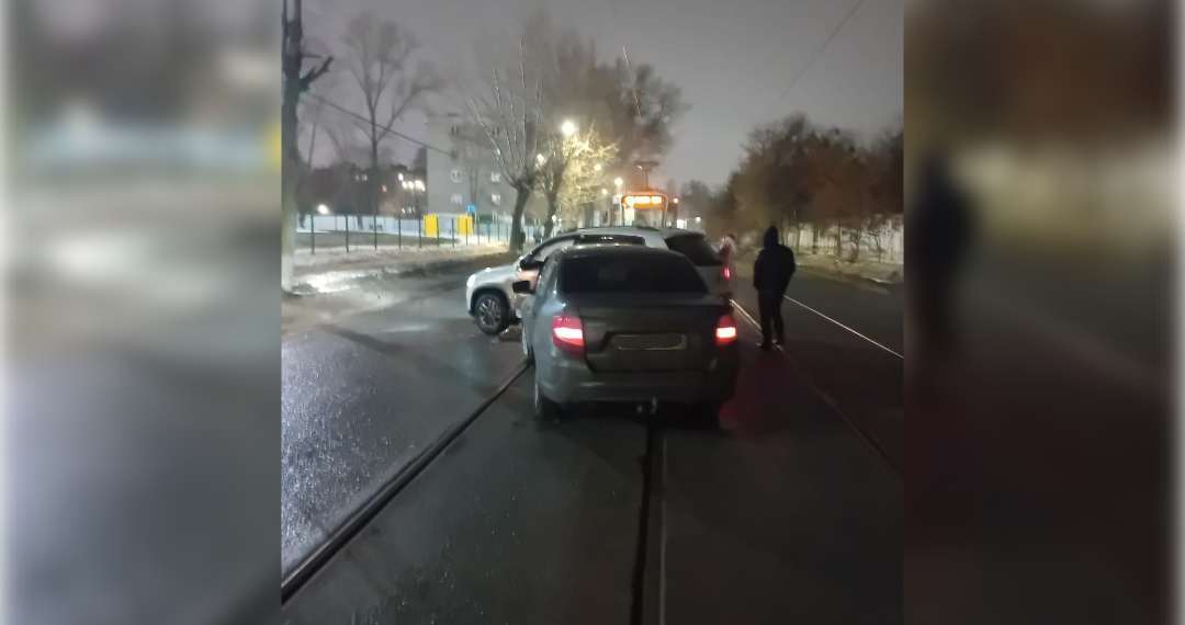 На Верхнеполевой из-за ДТП встали трамваи