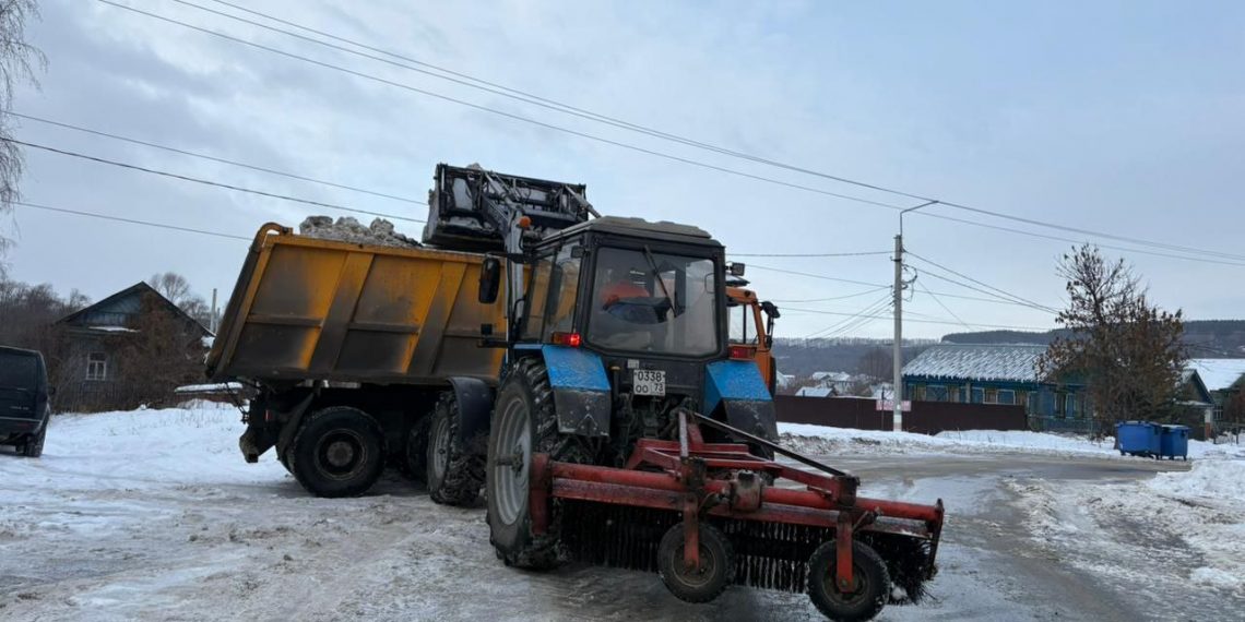 Ночью в Ульяновске расчищали от снега дороги к храмам