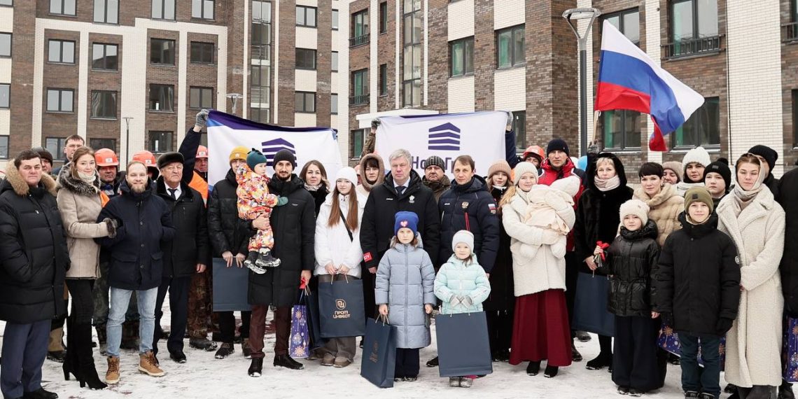 Глава региона раздал ключи от новых квартир в Новоспасском районе