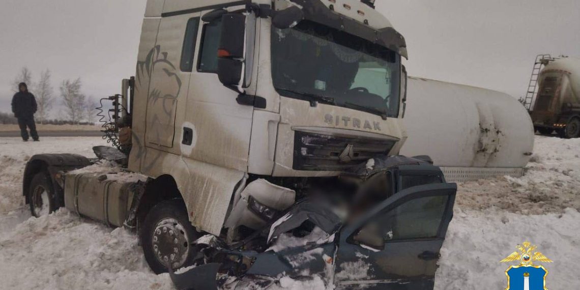 Фура раздавила «Калину» в Радищевском районе: погибли два человека