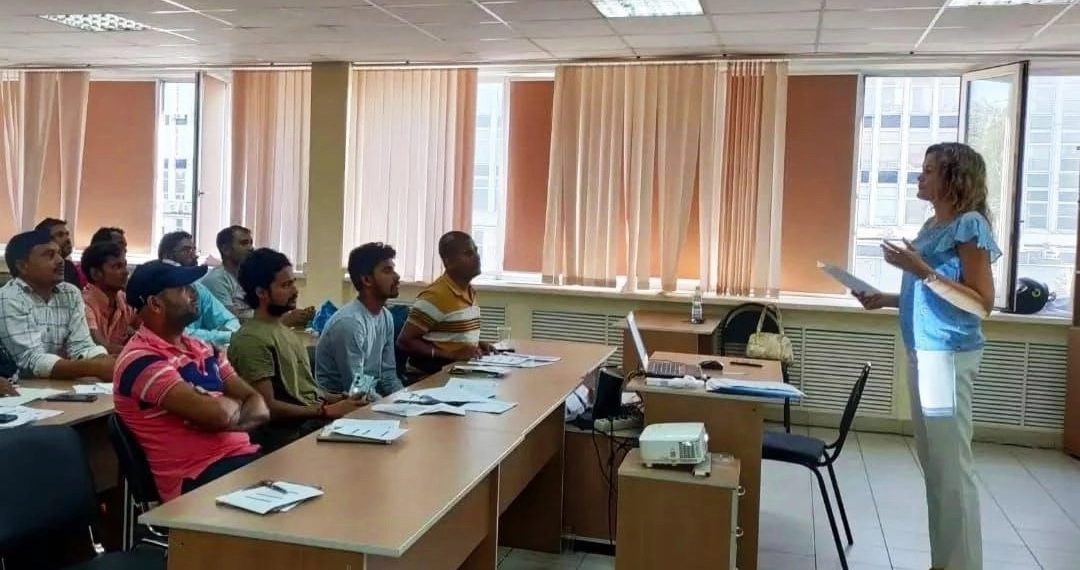 Индийских работников УАЗа начали учить русскому языку преподаватель УлГПУ