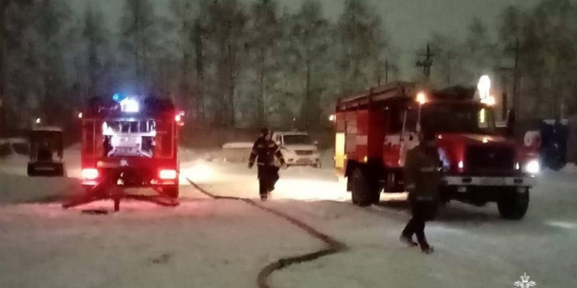 Ангар с пиломатериалами загорелся на промзоне в Ульяновске