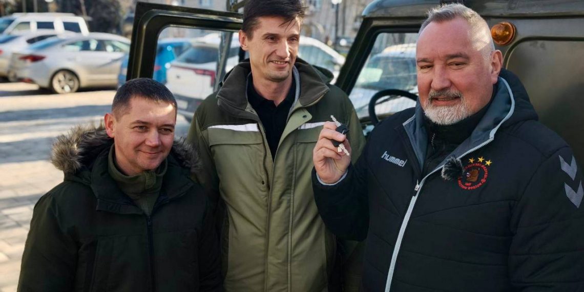 Гендиректор УАЗа Алексей Спирин лично доставил «Буханку» командиру «Б.А.Р.С. «Сармат» Дмитрию Рогозину