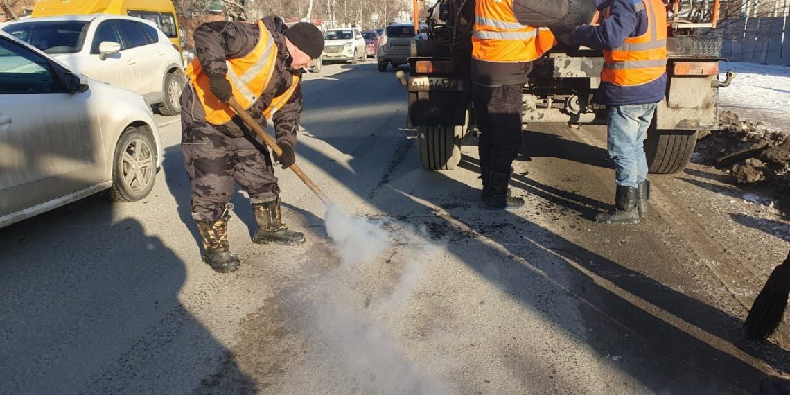 Ямы на дорогах Ульяновска заделывают литым и холодным асфальтом