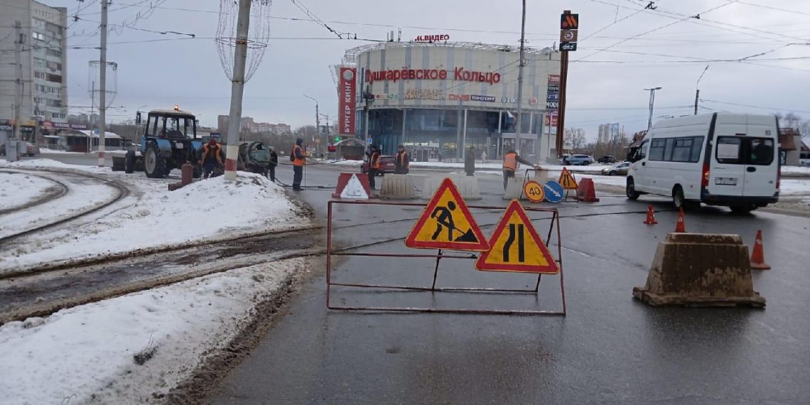 На Пушкарёвском кольце в Ульяновске продолжают ремонтировать трамвайные пути