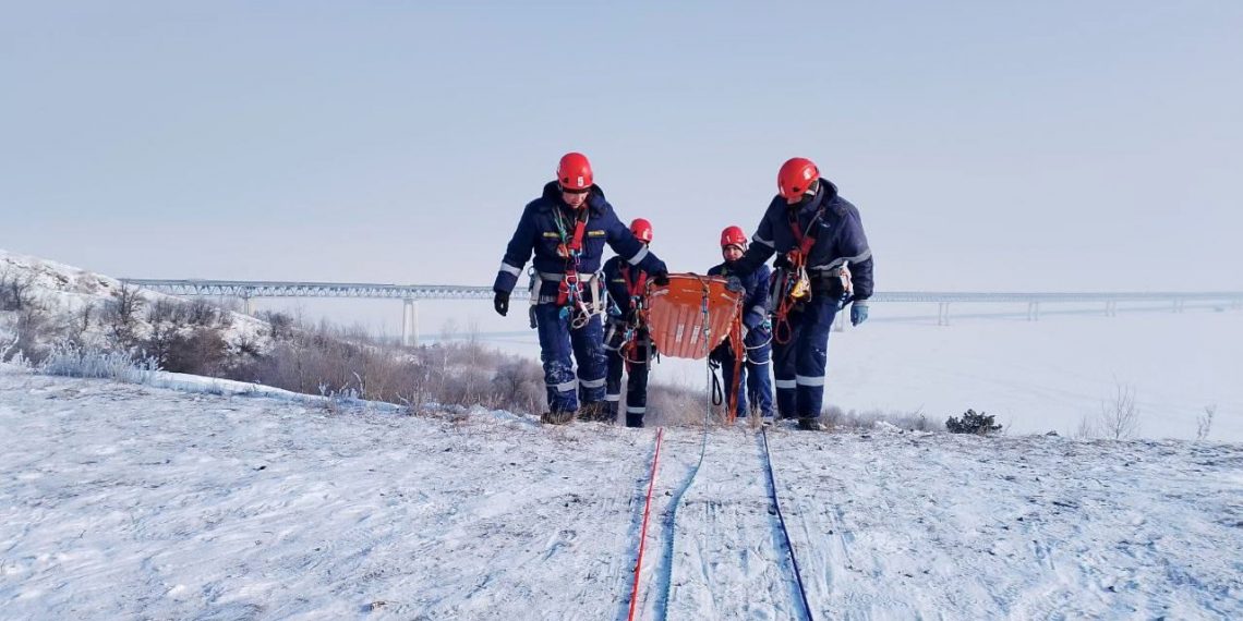 Ульяновские спасатели проводят тренировки на крутых склонах — видео