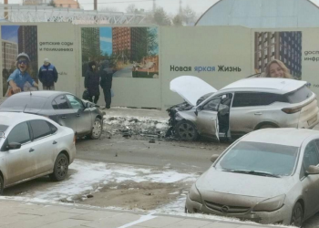 Две легковушки столкнулись лоб в лоб на улице Автозаводской в Ульяновске