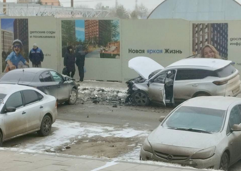 Две легковушки столкнулись лоб в лоб на улице Автозаводской в Ульяновске