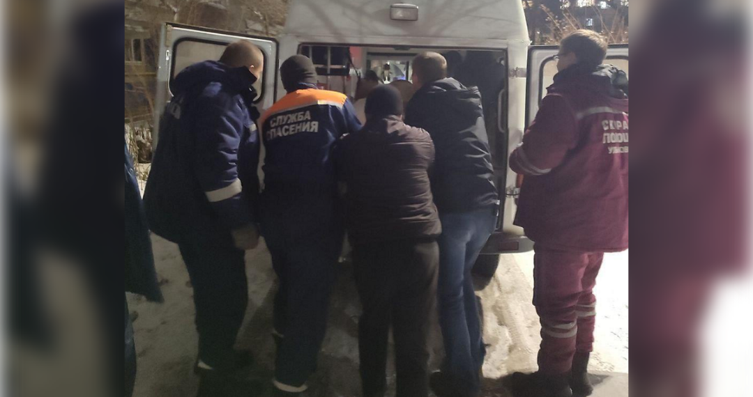 Женщину в критическом состоянии помогли донести медикам ульяновские спасатели