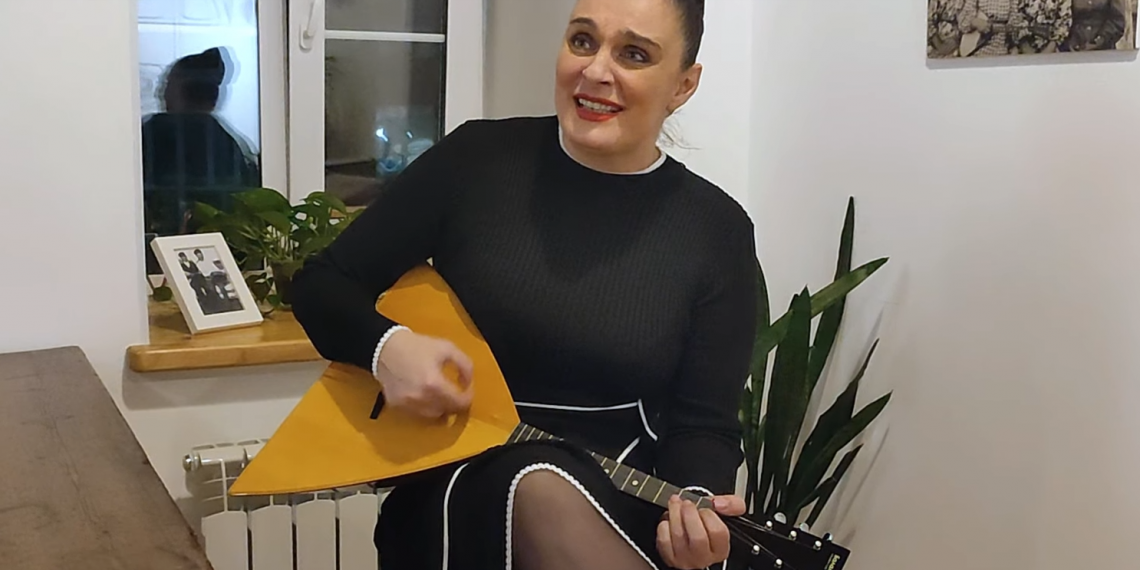 После концерта в Ульяновске Елена Ваенга побывала в единственном российском музее балалайки