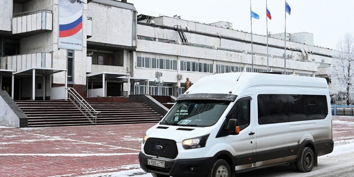 Сотрудников ульяновского Авиастара начали развозить по территории завода специальные автобусы