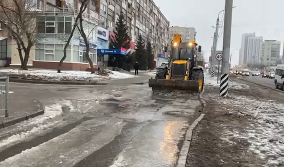 На Минаева в центре Ульяновска — потоп: прорвало трубу