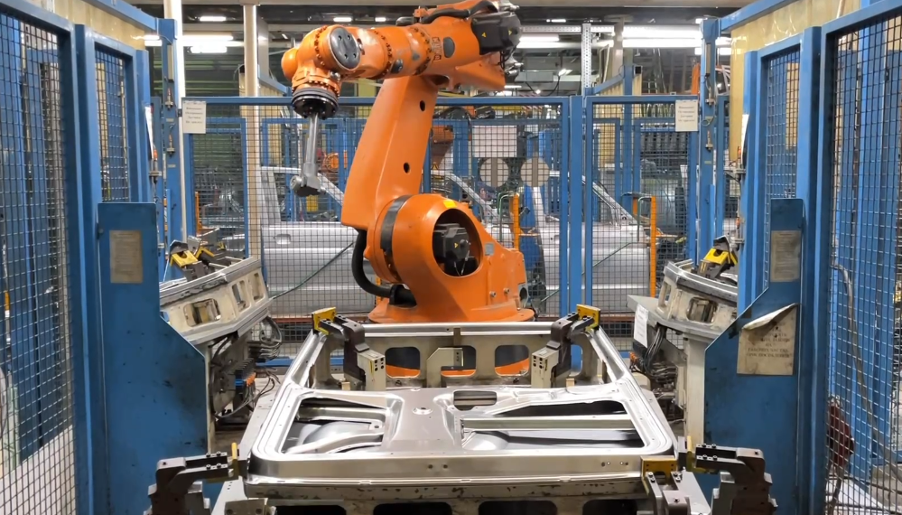 УАЗ внедряет новых роботов для завальцовки кузовов Патриота, Профи и Пикапа