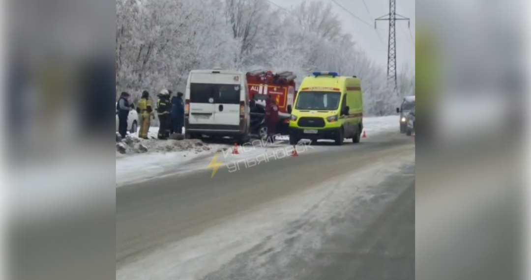 Легковушка и маршрутка №42 столкнулись на Верхней террасе в Ульяновске