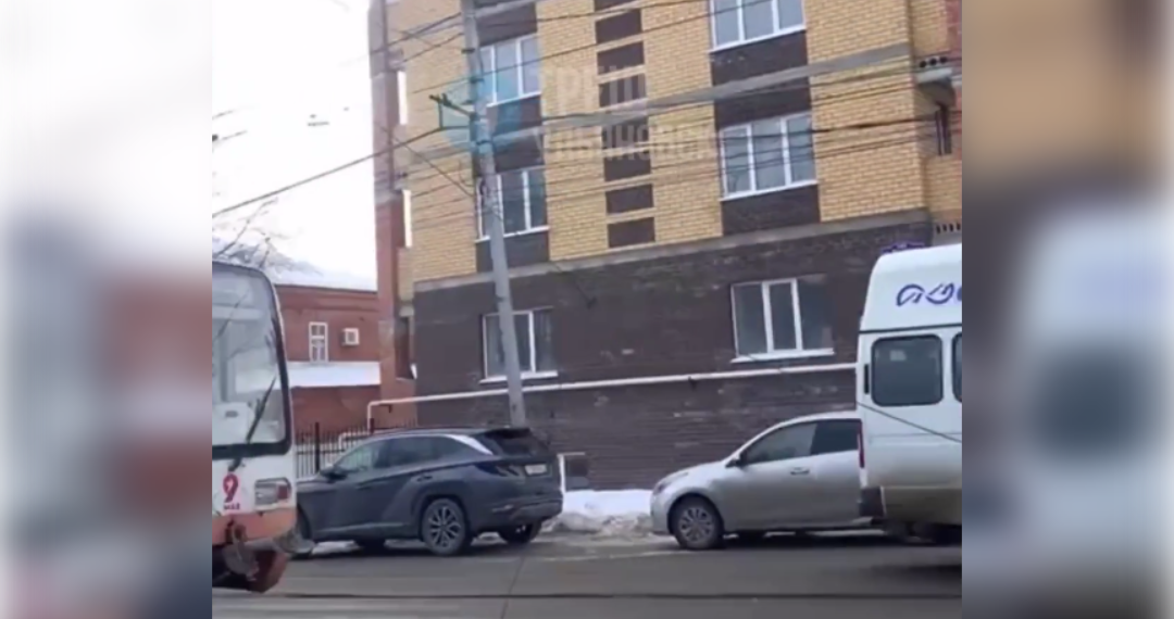 На Радищева грузовик порвал провода, трамваи встали в обоих направлениях