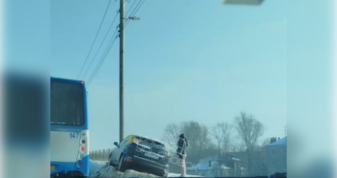 В Ульяновске девушка на «Форде» оседлала сугроб и «поцеловала» столб