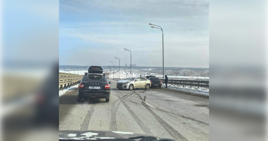 Nissan и Chevrolet столкнулись на съезде Президентского моста в Ульяновске