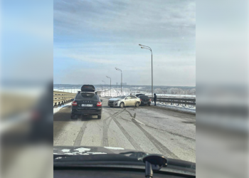 Nissan и Chevrolet столкнулись на съезде Президентского моста в Ульяновске