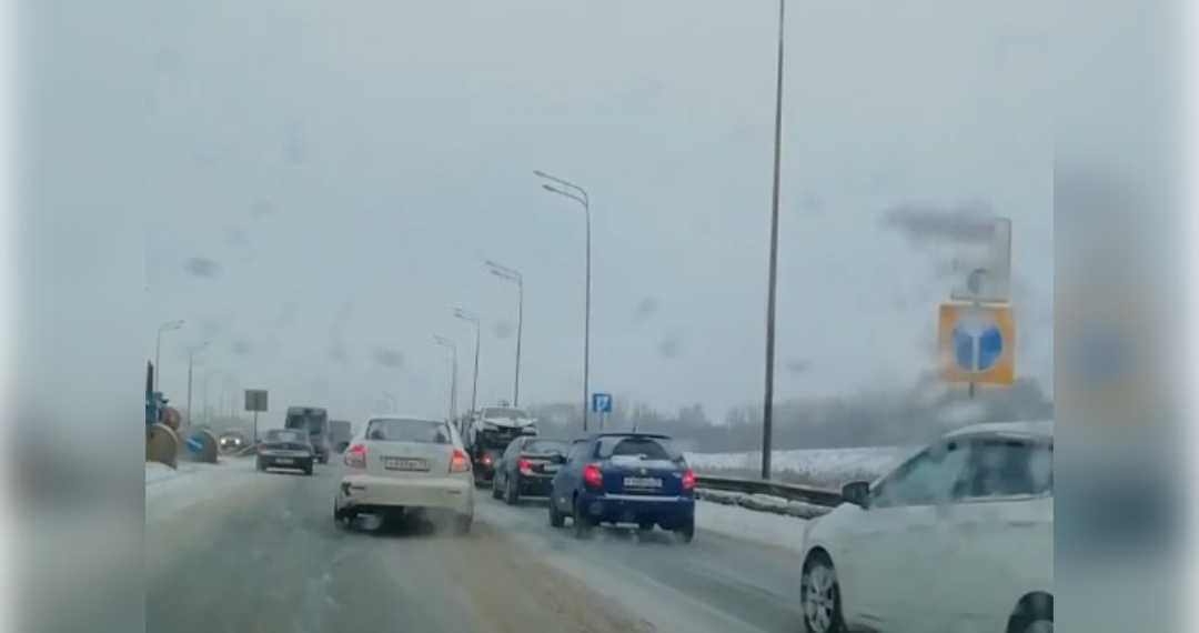 На Президентском мосту образовалась пробка из-за ДТП с пострадавшими