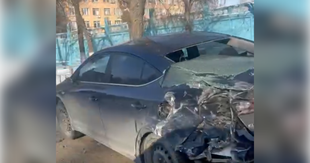 Легковушка и большегруз столкнулись у самолёта на Московском шоссе