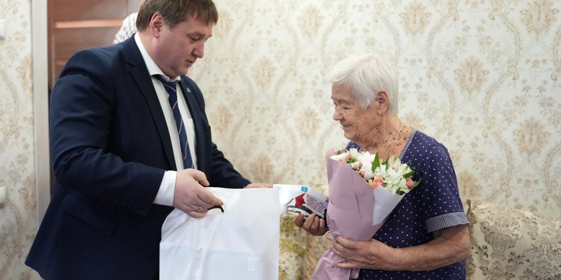 Мэр Болдакин навестил живущих в Ульяновске свидетелей Сталинградской битвы