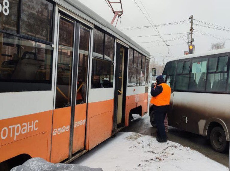 Маршрутка врезалась в трамвай на севере Ульяновска у парка Победы