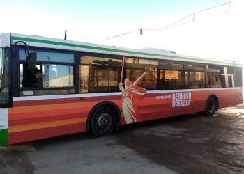 Автобусы и троллейбусы Ульяновска «переодевают» в цвета Победы