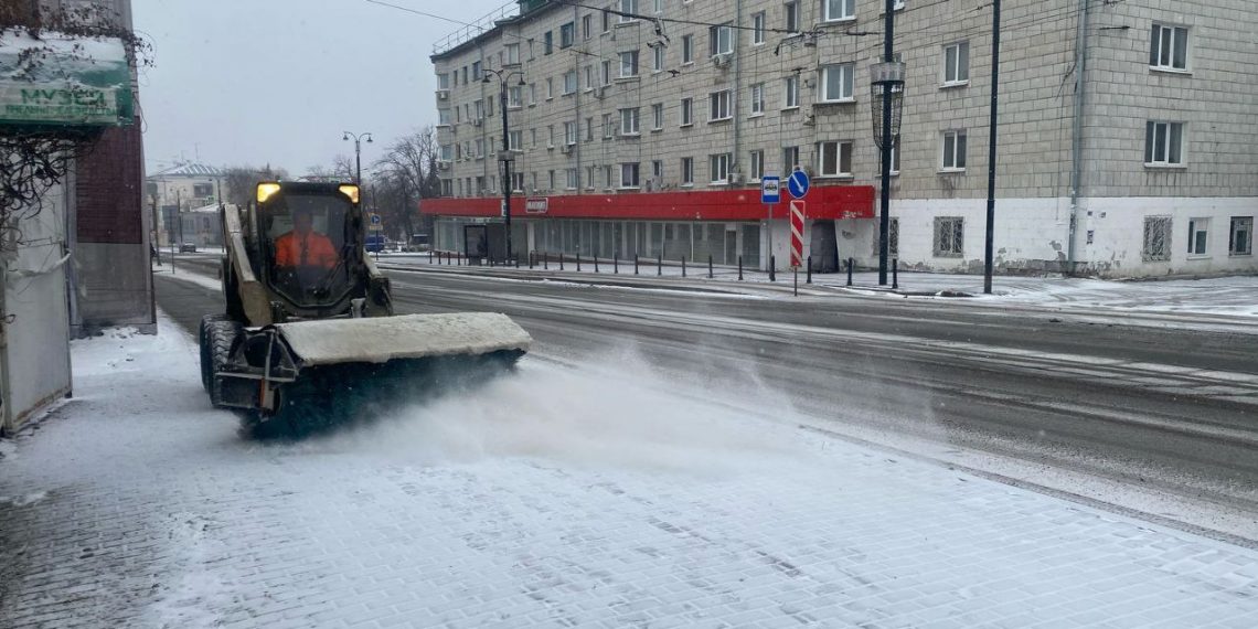 Шесть колонн спецтехники вышли на улицы Ульяновска в сильный снегопад