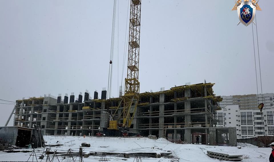 На стройке в Ульяновске рабочий упал с четвертого этажа и умер в больнице