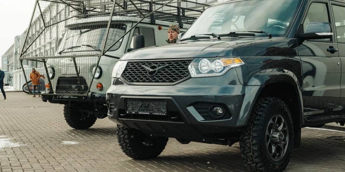 Хинштейн принял подарки от Ульяновска для курских бойцов – «Буханку» и «Патриот»