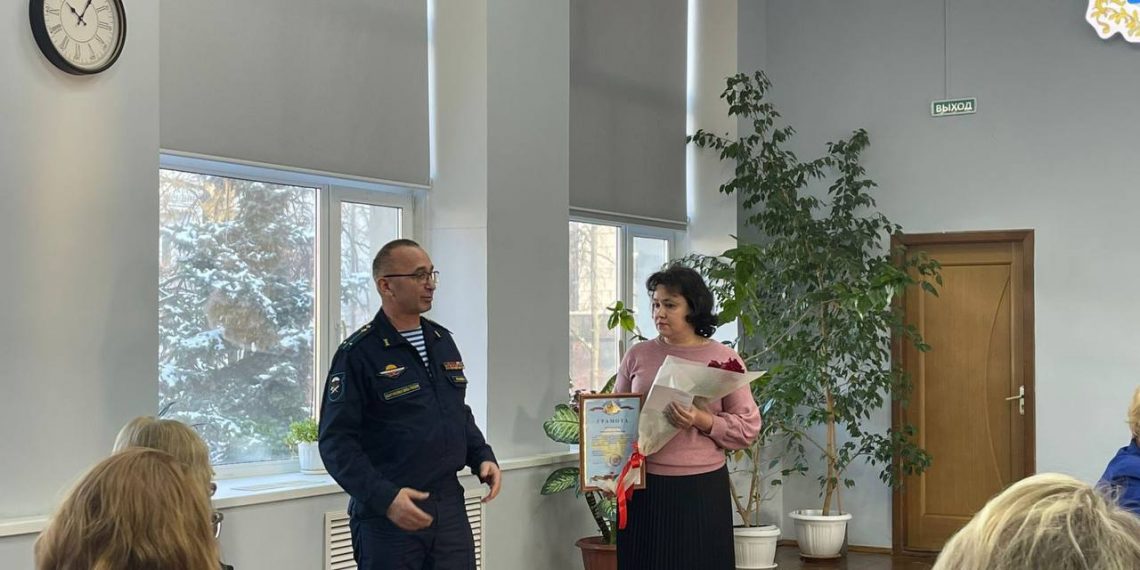 Главврач ульяновской поликлиники получила медаль и грамоту от главкома ВДВ