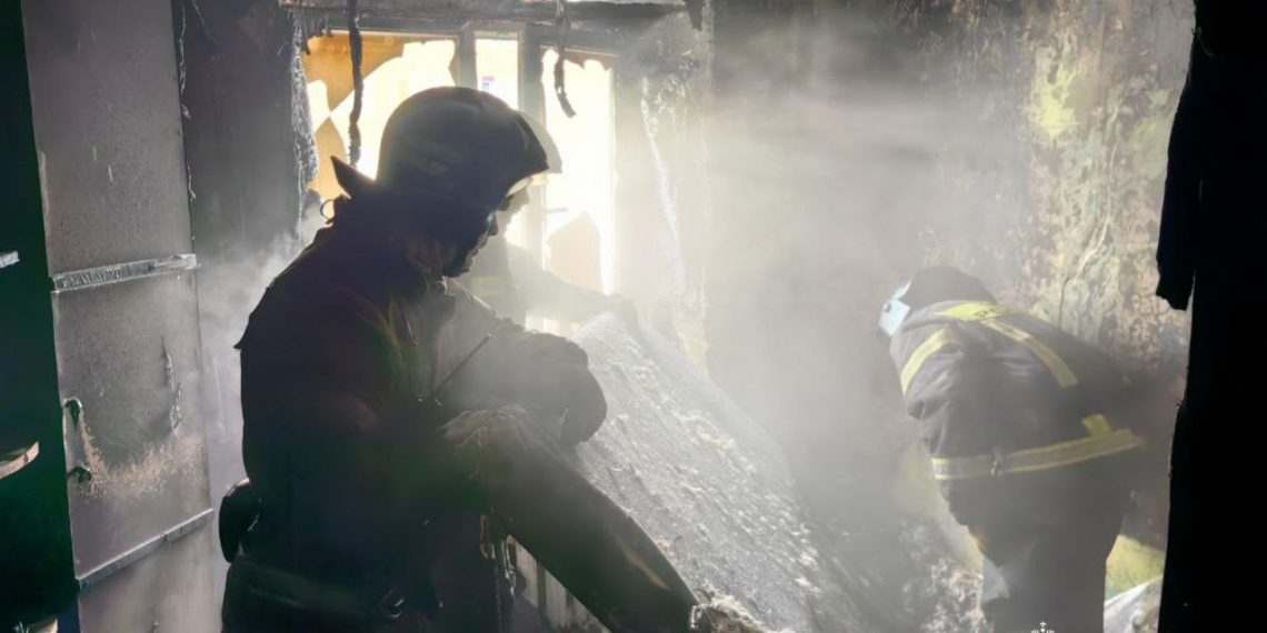 12 человек — взрослых и детей — спасли из горящего дома на Лихачёва