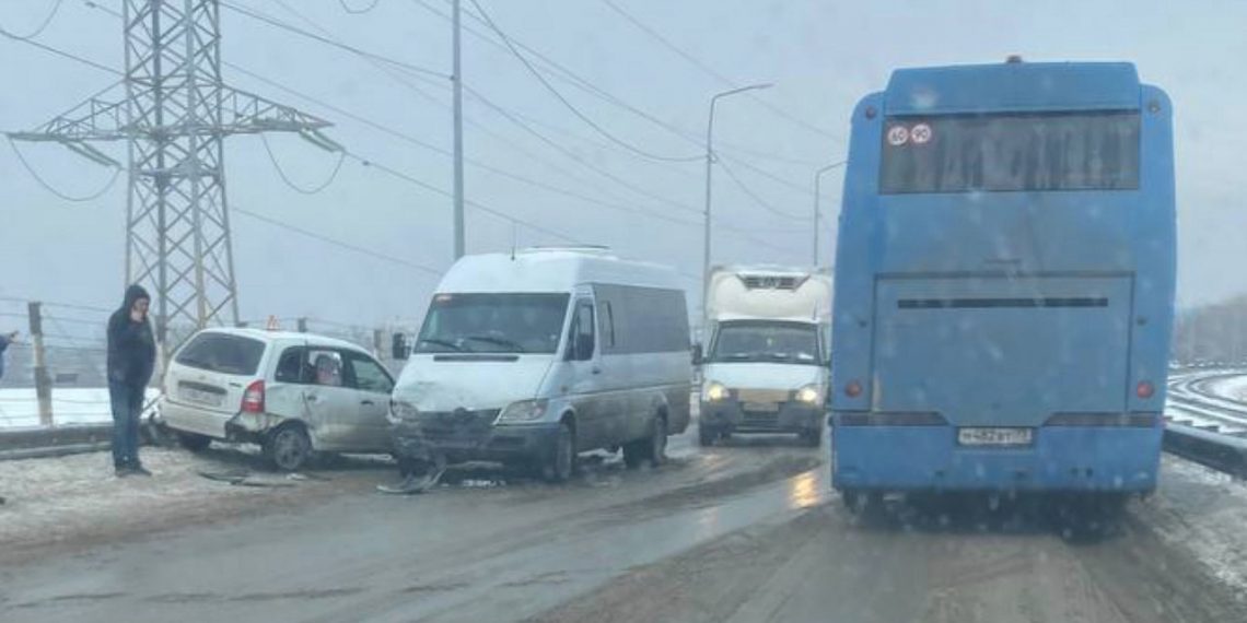 Императорский мост в Ульяновске встал из-за ДТП