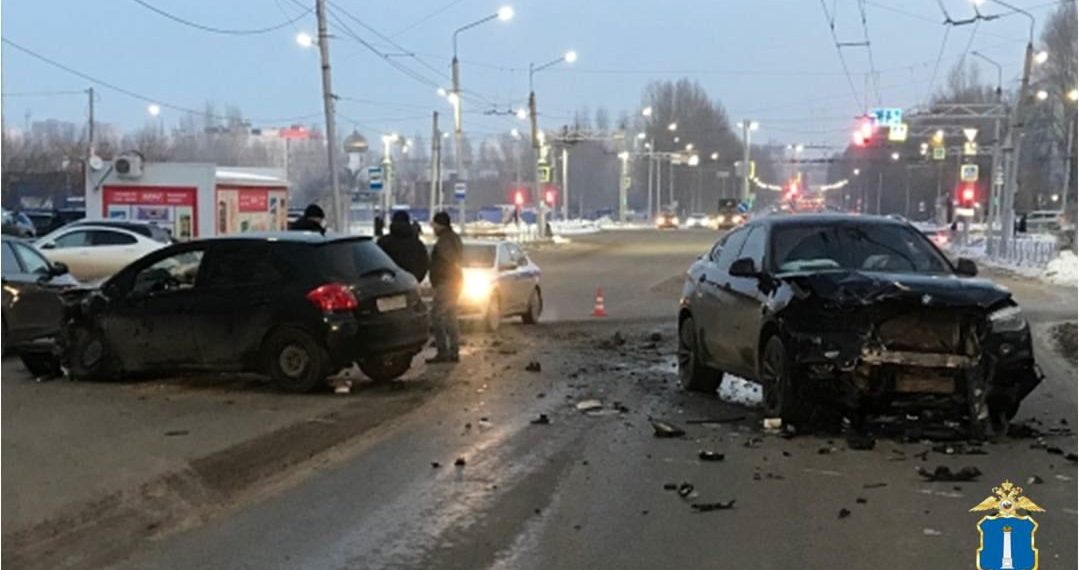 Toyota и BMW жёстко столкнулись на проспекте Врача Сурова в Ульяновске